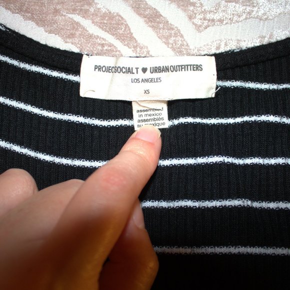 Bundle ✨2/$15 Crop Top | Low Cut V-Neck Crop Top - Picture 4 of 5